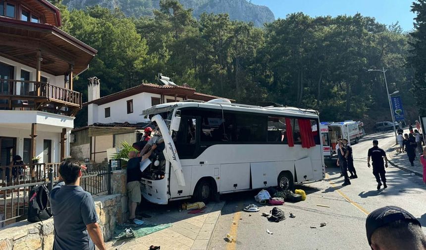 Muğla'da Tur Otobüsü Kazası: 2 Ölü, 32 Yaralı