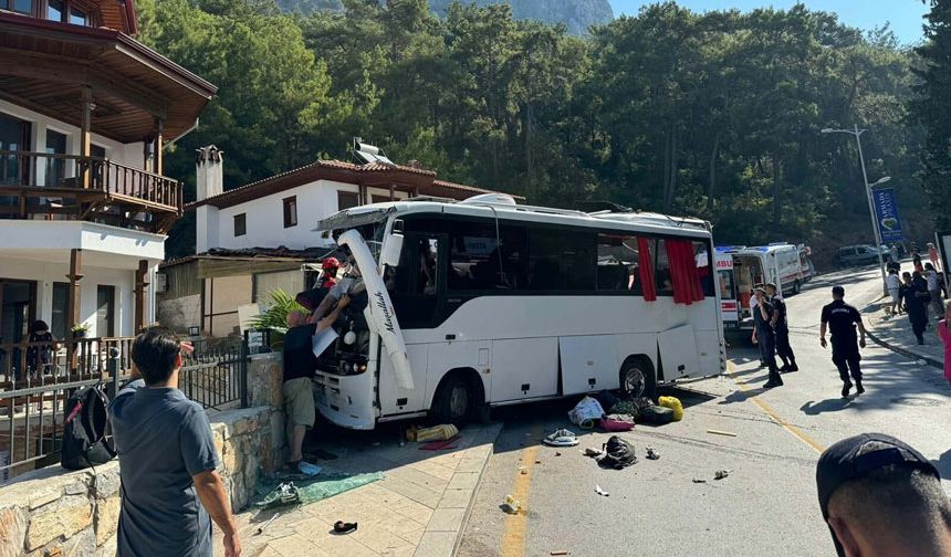 Muğla'da Tur Otobüsü Kazası: 2 Ölü, 32 Yaralı