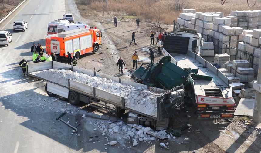 Eskişehir'de TIR Kazası: 1 Ölü, 1 Yaralı