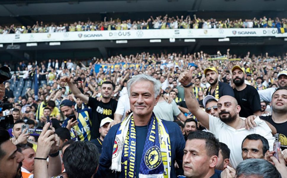 Mourinho'ya Kadınlardan ve Gençlerden Tam Destek