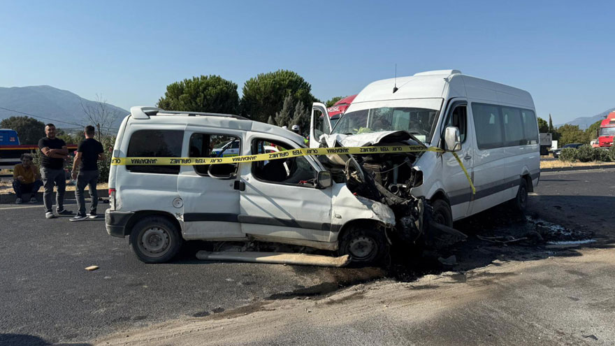 İzmir Kemalpaşada Korkunç Kaza 1 Ölü 13 Yaralı 2